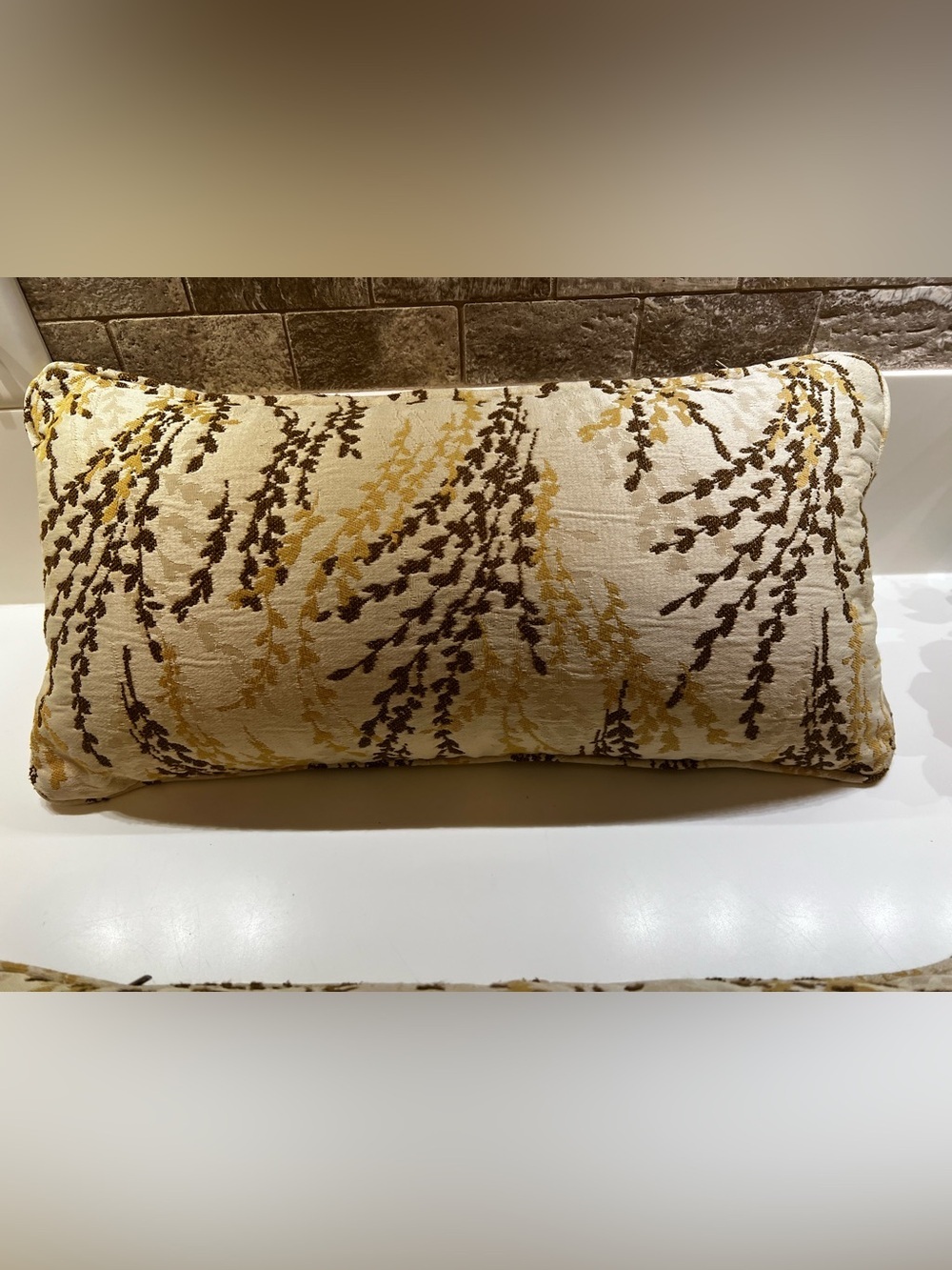 BASSETT FURN CUSTOM MADE 2 LUMBAR PILLOWS CREAM BACKGROUND W/BROWN
& GOLD TONE - Picture 1 of 6